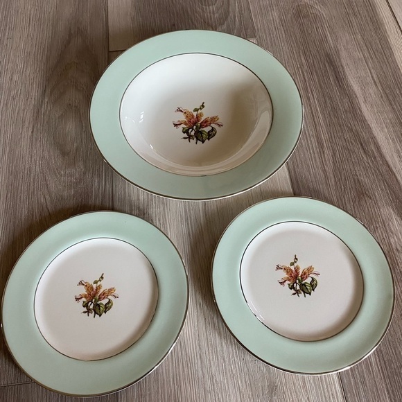 Flintridge Sarita Soup Bowl and Fruit Plates - Picture 6 of 6